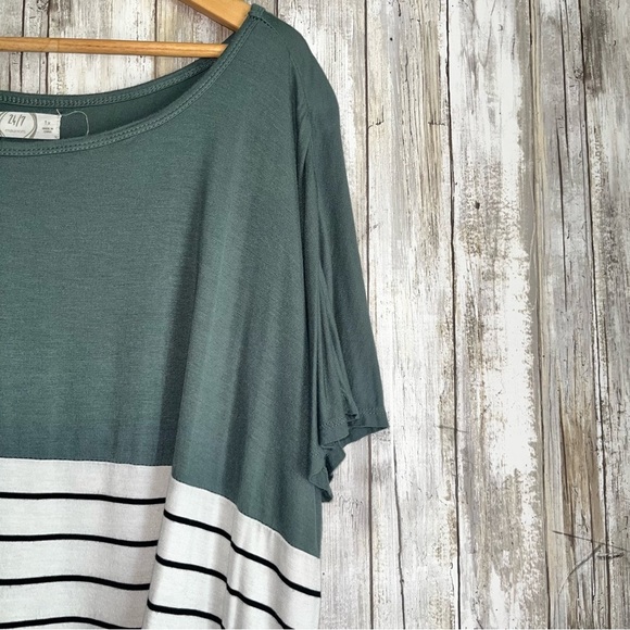 Maurice’s Flawless Green Striped Knot Tee - Picture 4 of 5